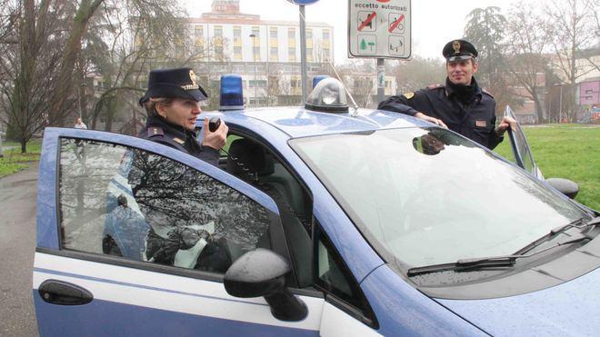 Litiga con la fidanzata e si butta dalla finestra