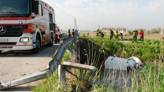 Finisce nel canale con il furgone e muore annegato