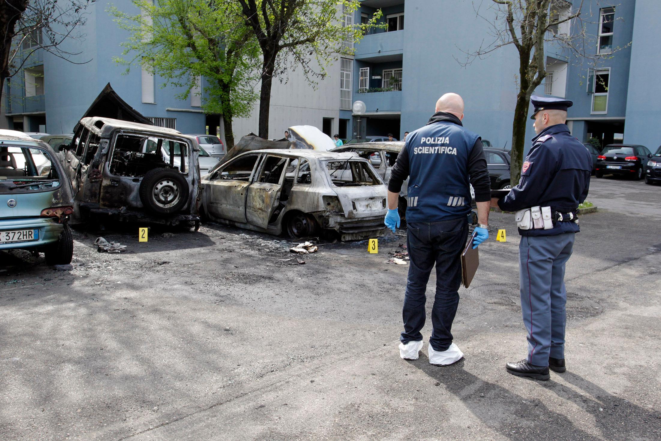 Modena, Raid incendiario di notte distrutte nove auto VIDEO/1 -  FOTO/1 - FOTO/2 - VIDEO/2