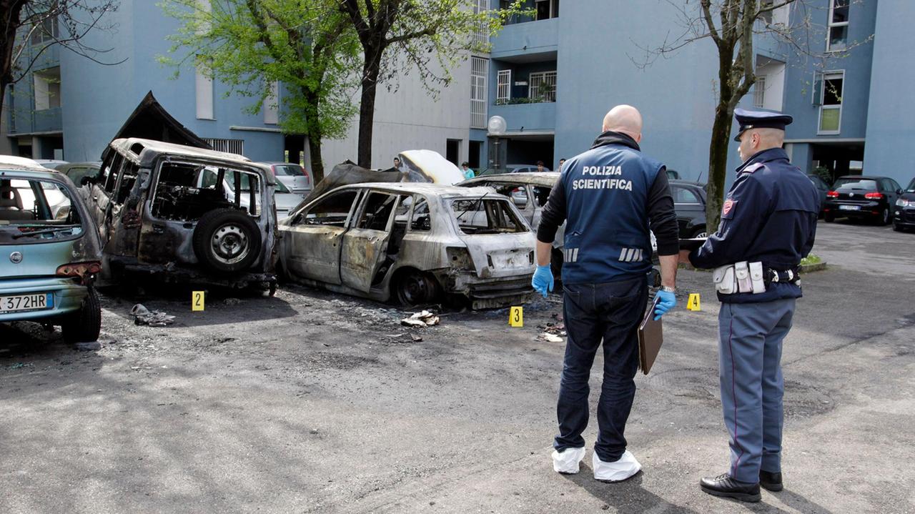 Modena, Raid incendiario di notte distrutte nove auto VIDEO/1 - FOTO/1 - FOTO/2 - VIDEO/2