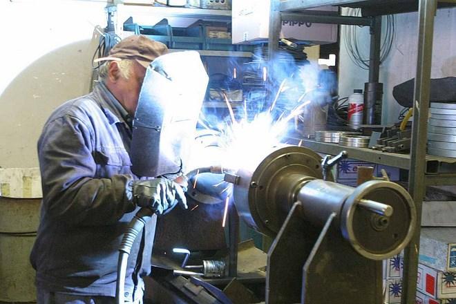 Officina meccanica abusiva, sequestro e denuncia a Modena 