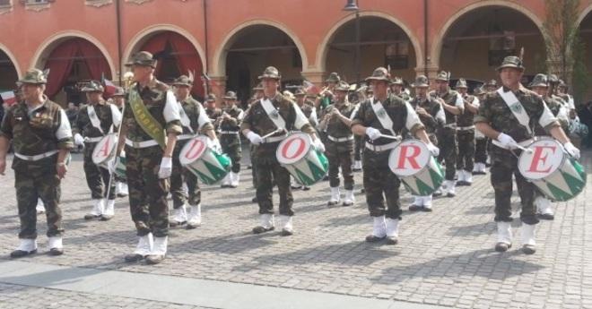 Gli alpini festeggiano 80 anni con la fanfara della Cadore 