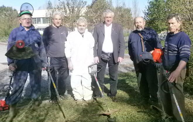 Armati di decespugliatori puliscono il parco 