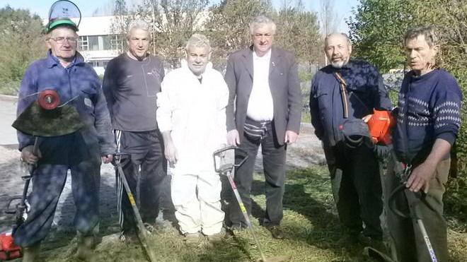 Armati di decespugliatori puliscono il parco
