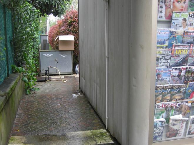 «Piena di escrementi quell’area retrostante l’edicola»