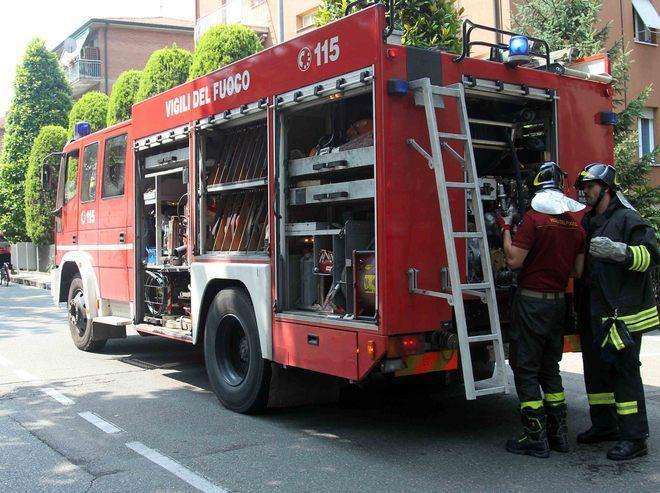 Vanno in fiamme le tende di un balcone 