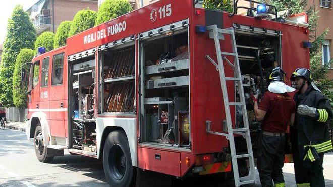 Vanno in fiamme le tende di un balcone