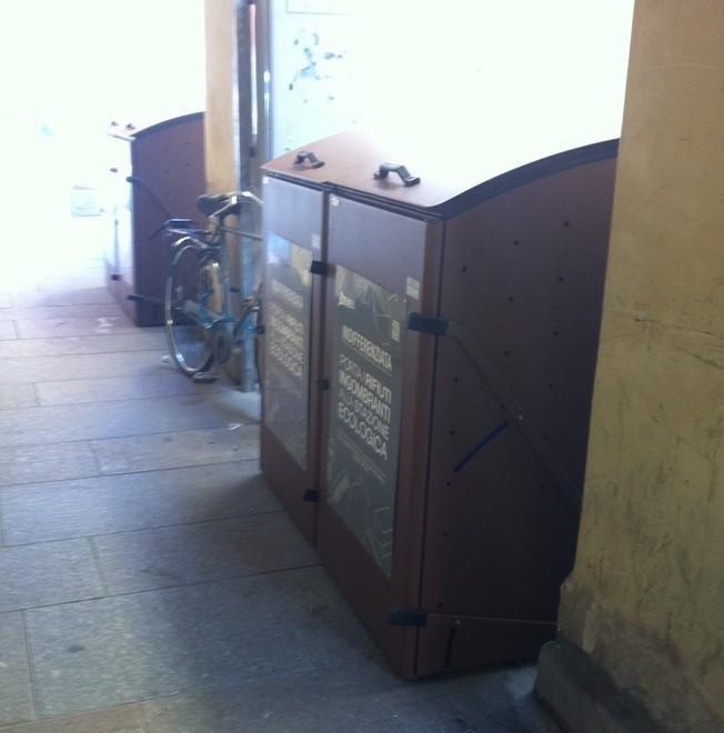 Cassonetti? Sì, ma anche vespasiani