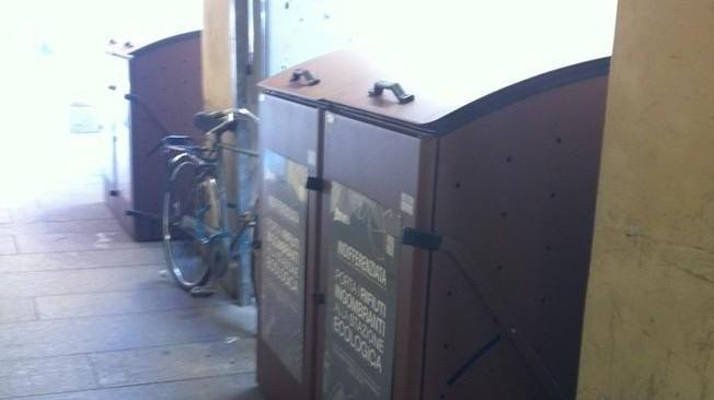 Cassonetti? Sì, ma anche vespasiani