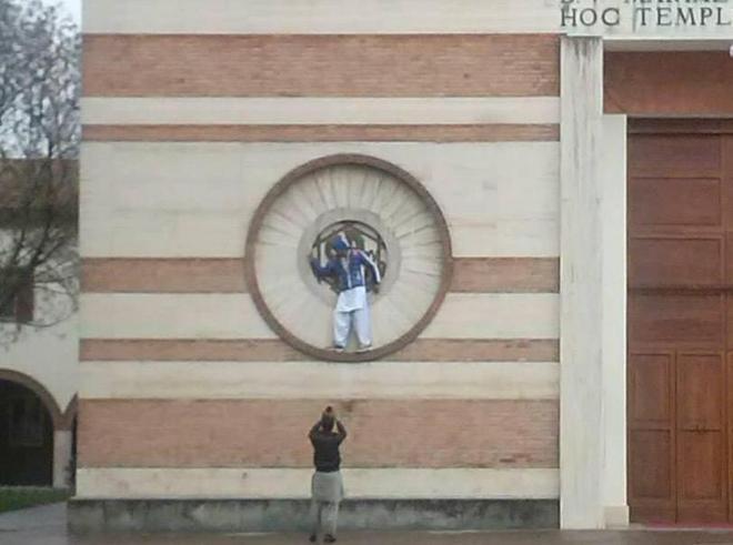 Il selfie “profano” fa indignare la rete