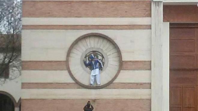 Il selfie “profano” fa indignare la rete