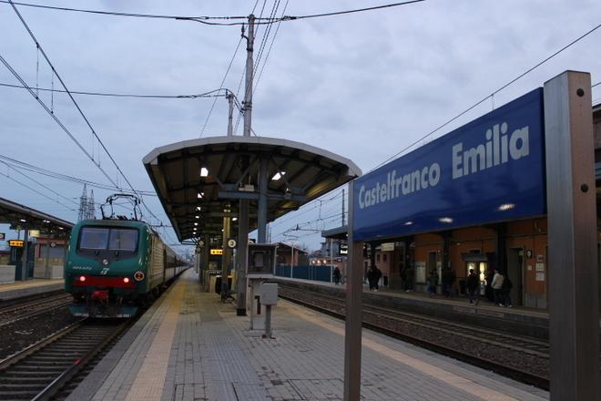 Si incastra nella porta del treno, muore 43enne 