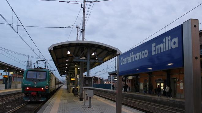 Si incastra nella porta del treno, muore 43enne