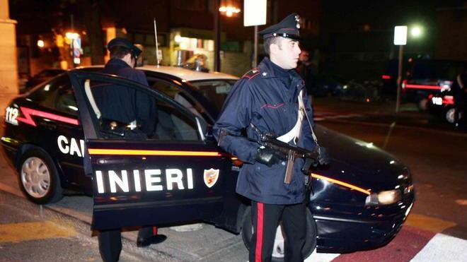 Tentano di rivendere chitarre rubate