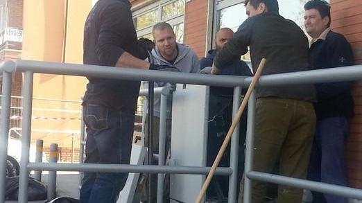 Fanno esplodere il bancomat Unicredit