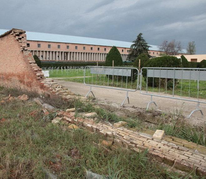 Muro crollato, un “ingresso” per i ladri «Ma a giugno partiranno i lavori»