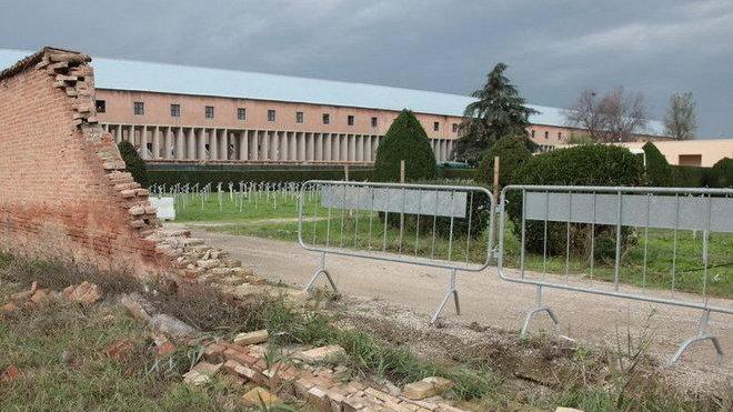Muro crollato, un “ingresso” per i ladri «Ma a giugno partiranno i lavori»