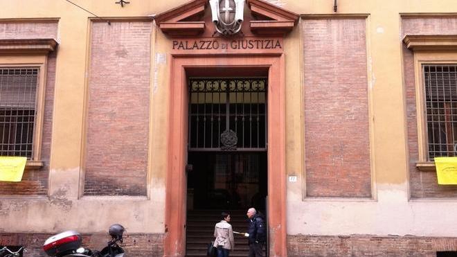 Perseguitava la ex con chiamate e sms: patteggia sei mesi