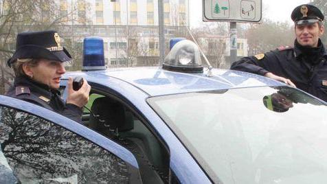 Litiga con la fidanzata e poi si butta dalla finestra