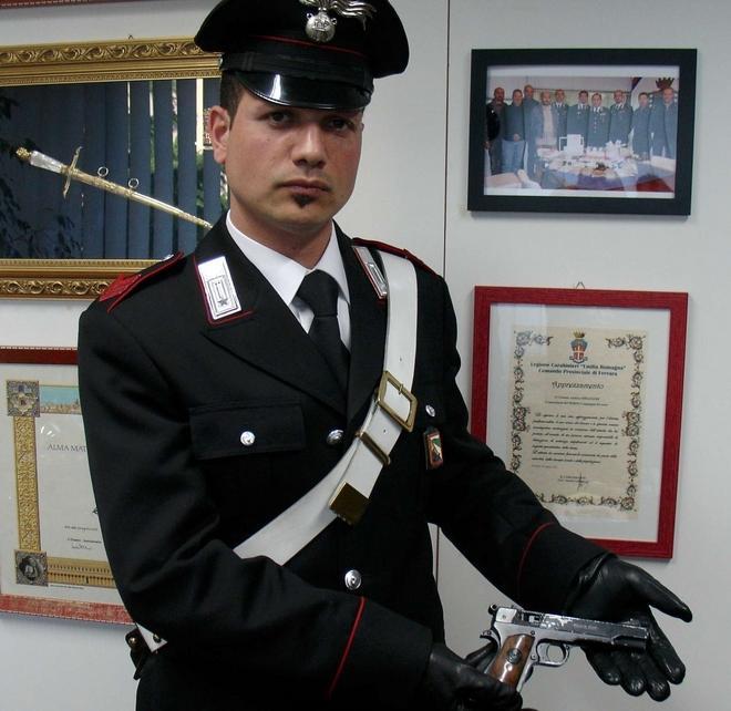 Minacciava i passanti con una pistola: manette 