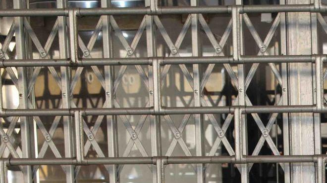 Dimezzati i negozi in via Emilia San Pietro