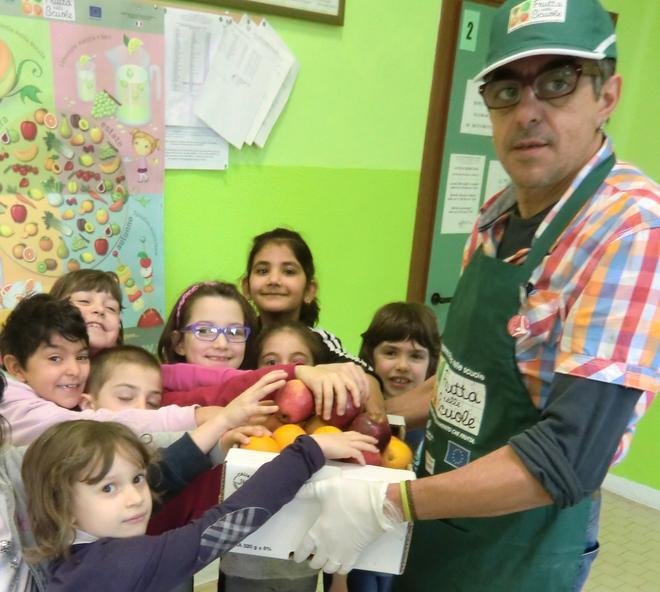 Frutta fresca agli alunni al posto delle merendine 