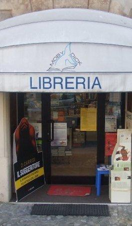 Pure a Correggio la moda del “libro in sospeso” 