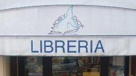 Pure a Correggio la moda del “libro in sospeso”