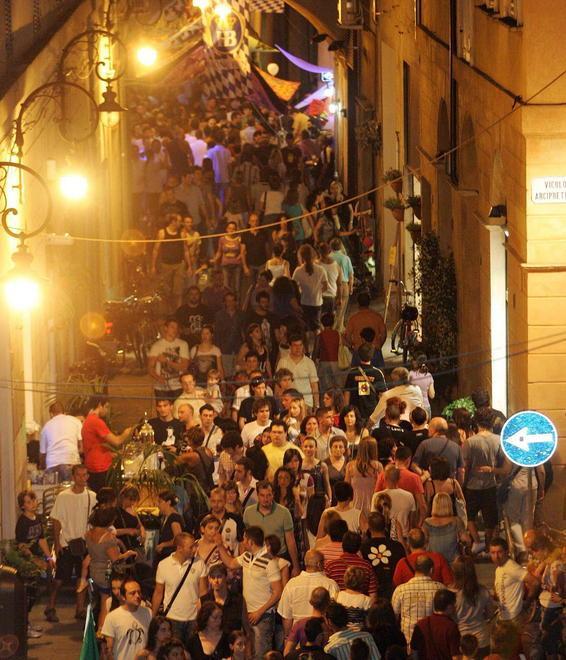 Entra con l’amico ferito poi devasta il bar “Mirò” 