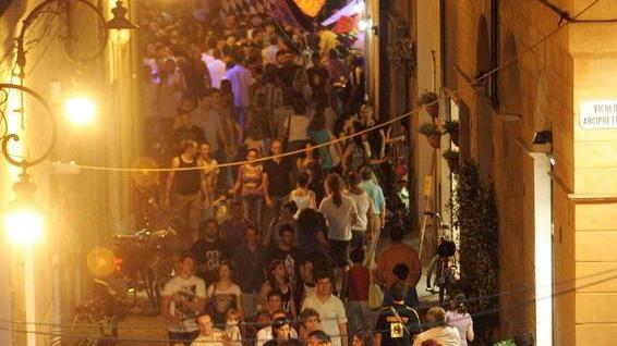 Entra con l’amico ferito poi devasta il bar “Mirò”