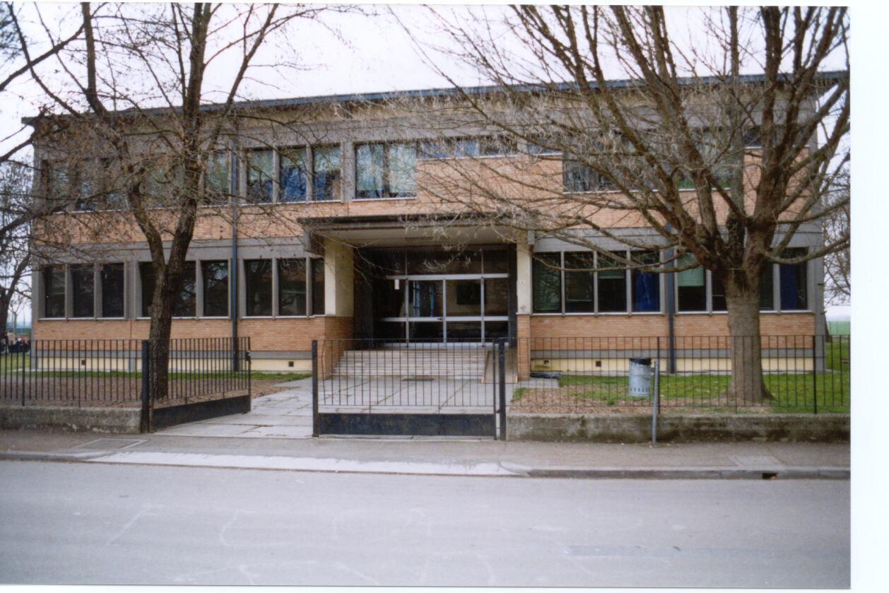 Punta una scacciacani contro la prof 