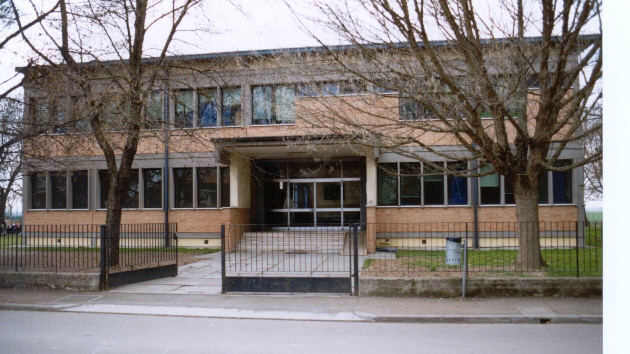 Punta una scacciacani contro la prof