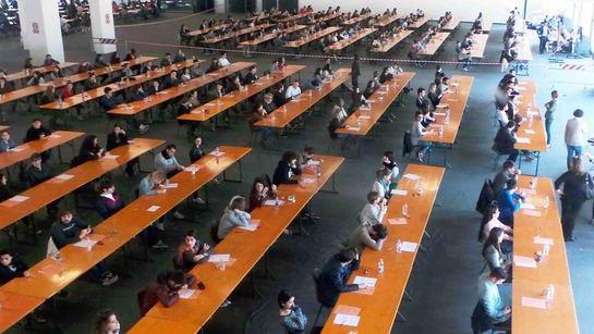 La carica degli 823 In fila per 220 posti del corso a Medicina