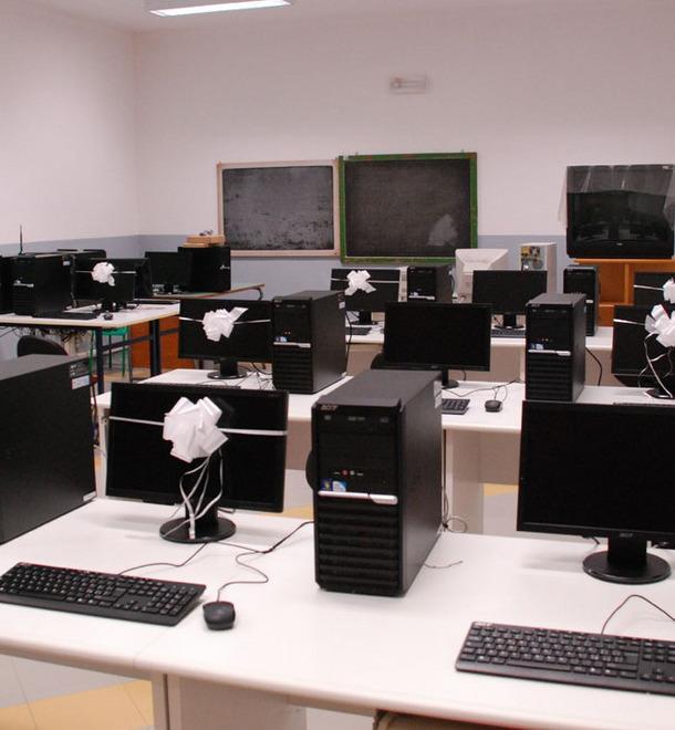 Scuola, un vigile urbano contro i teppisti 