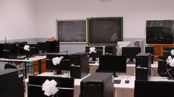 Scuola, un vigile urbano contro i teppisti