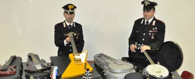 Sorpresi a rivendere chitarre rubate, due denunciati