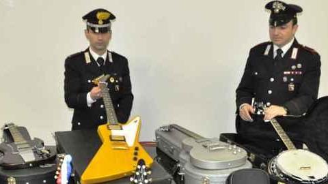Sorpresi a rivendere chitarre rubate, due denunciati