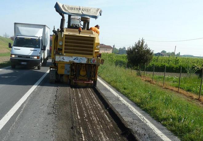 Oggi chiude via per Cavezzo: si rifà tutto l’asfalto distrutto