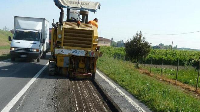 Oggi chiude via per Cavezzo: si rifà tutto l’asfalto distrutto