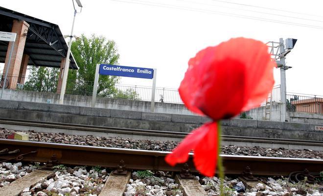 Scende e si impiglia, il treno lo strazia 