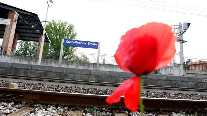 Scende e si impiglia, il treno lo strazia