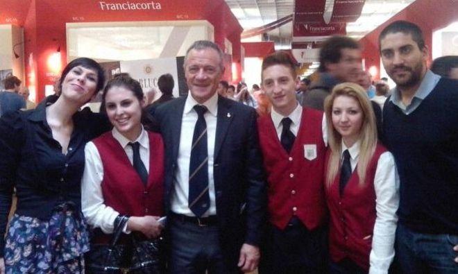 Sindaco e studenti al salone dei vini
