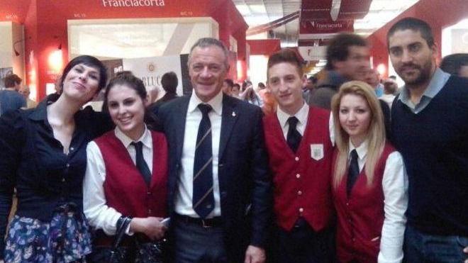 Sindaco e studenti al salone dei vini
