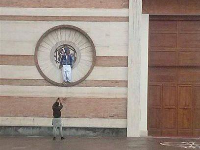 Selfie profano, condanna dalla comunità pakistana 