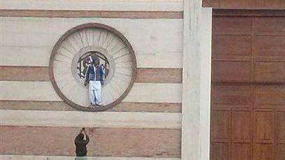 Selfie profano, condanna dalla comunità pakistana