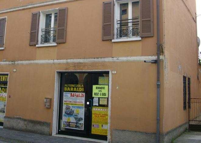 Bambino di tre anni cade dalla finestra 