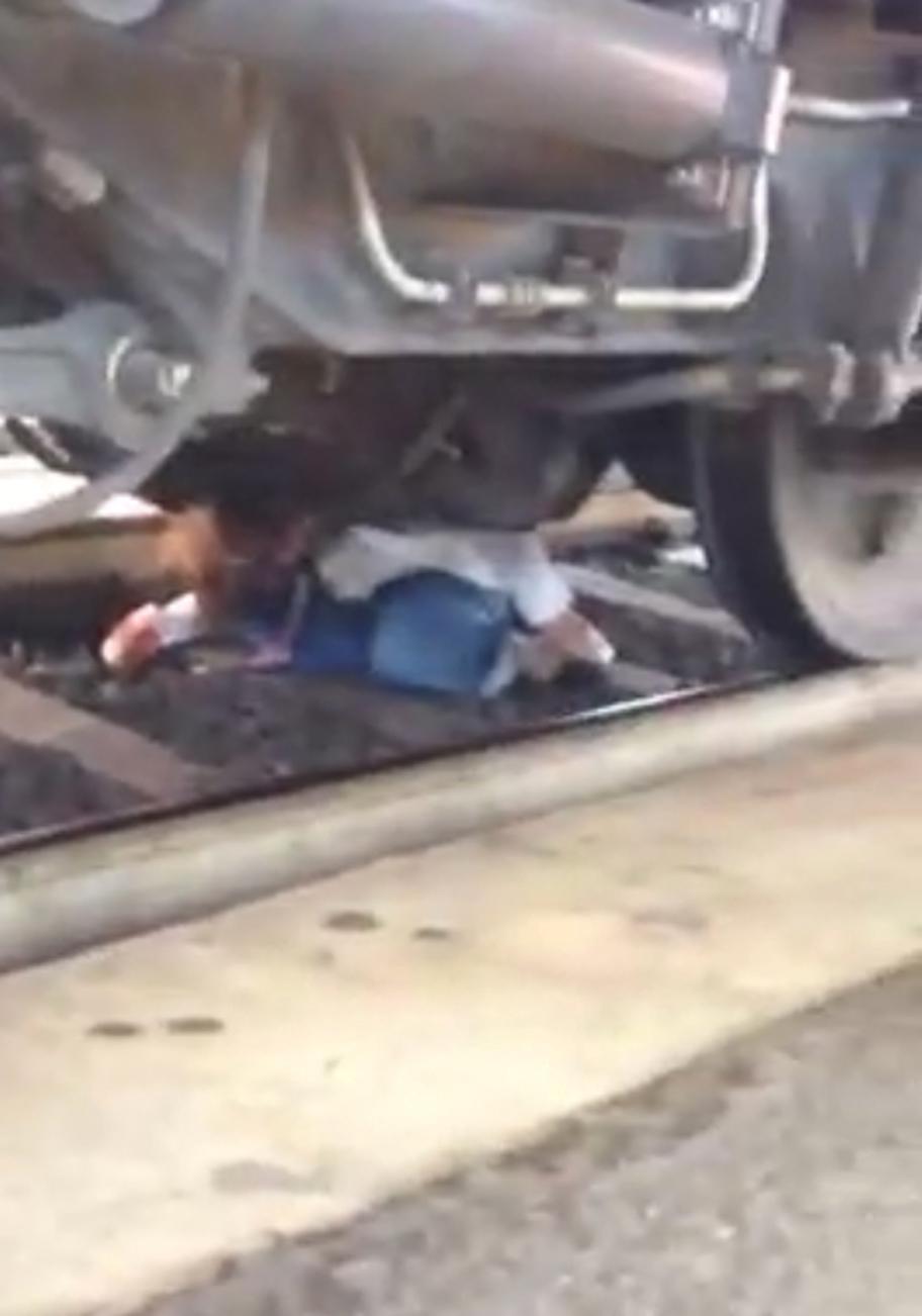 Finisce sotto un treno, traffico in tilt alla stazione VIDEO