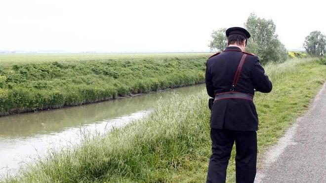 Pescatore scivola in acqua e muore