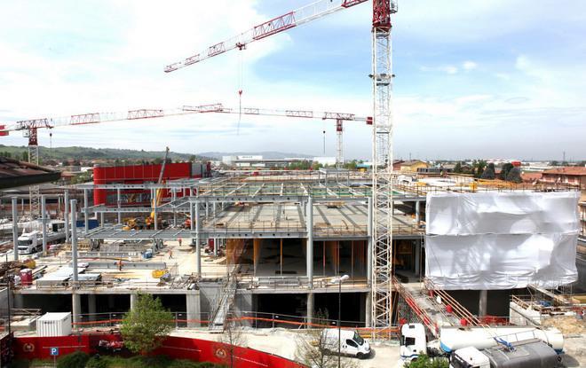 Maranello, cantiere all’insegna dei turisti e del mito Ferrari 