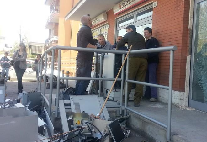 «Basta installare bancomat dove ci sono abitazioni» 